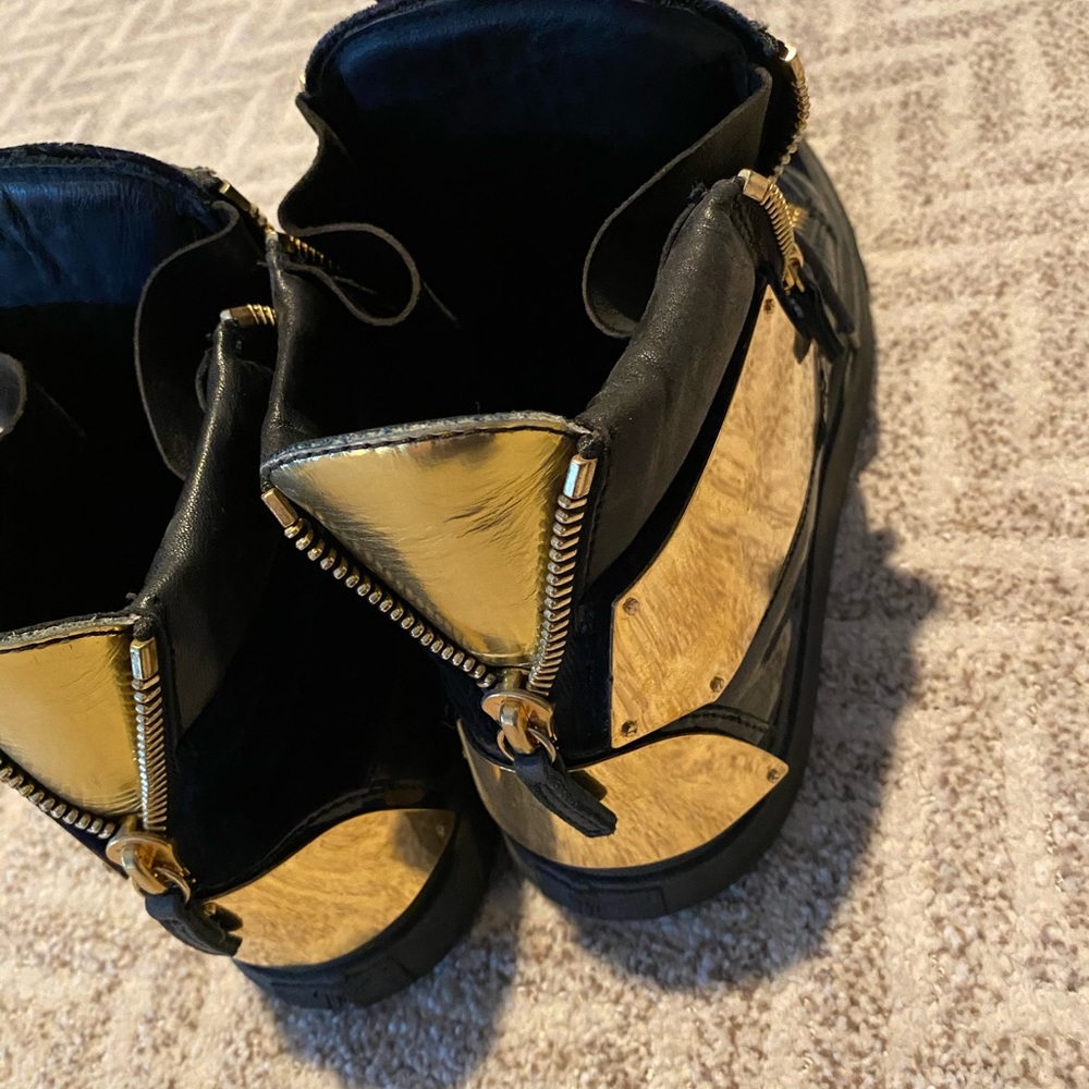 Stylish gold plate shoes!
